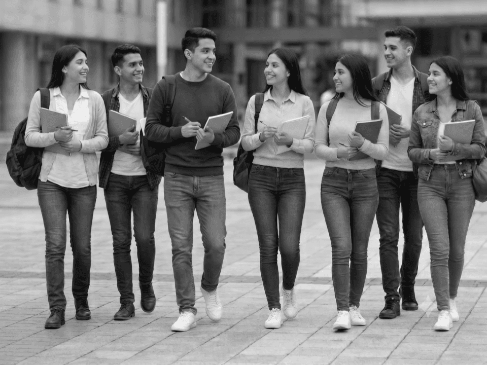 Grupo de estudiantes sin señales visibles para diferenciar riesgo